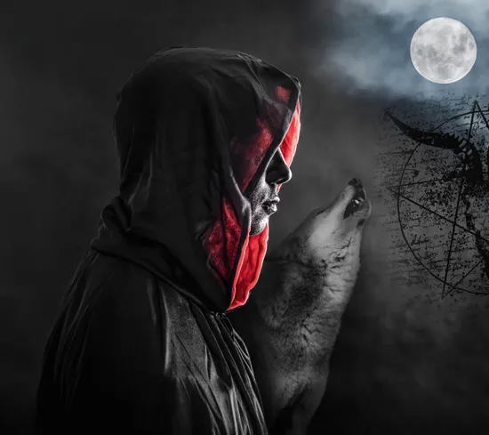 Gestalt mit rotem Kapuzenmantel neben heulendem Wolf unter Vollmond und okkultem Pentagramm